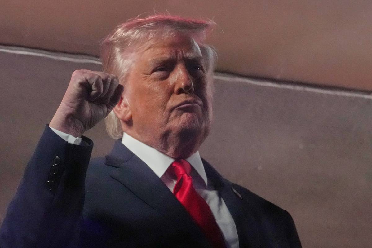 Trump, i fischi le trattative e la promessa: "Vendetta"